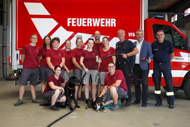 Landesrat Heinrich Dorner besuchte eine Brandschut-Schulung im Tierschutzhaus Sonnenhof, um sich vor Ort ein Bild über den Schulungsablauf zu machen: Landesrat Dorner, Michael Hauser, Geschäftsstellenleiter Landesfeuerwehrkommando Burgenland und Abschnittsbrandinspektor Andreas Braunstein, Landesfeuerwehrverband Burgenland mit den Schulungsteilnehmerinnen und -teilnehmern Natalie Mayerhofer, Lea Karner, Sophie Haspel, Justine Rath, Lisa Kahrer, Lara Bauer, Martin Kahrer, Andrea Wilfinger, Marlene Hanko und Stefanie Gelbmann | Foto: Landesmedienservice Burgenland