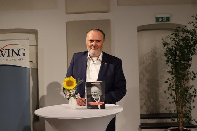 Seine Politik, seine Partei, seine Gesundheit - und Kritik an der Partei präsentierte der burgenländische Landeshauptmann in Buchform. | Foto: Sandra Koeune