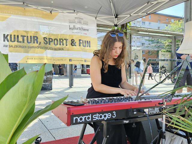 Die junge Musikerin Anna Gerstendorfer empfing Passanten und Reisende am Bahnhofsvorplatz zur Einstimmung auf die Salzburger Festspiele mit Pianomusik und sorgte damit für große Begeisterung. | Foto: ÖBB/Mosser