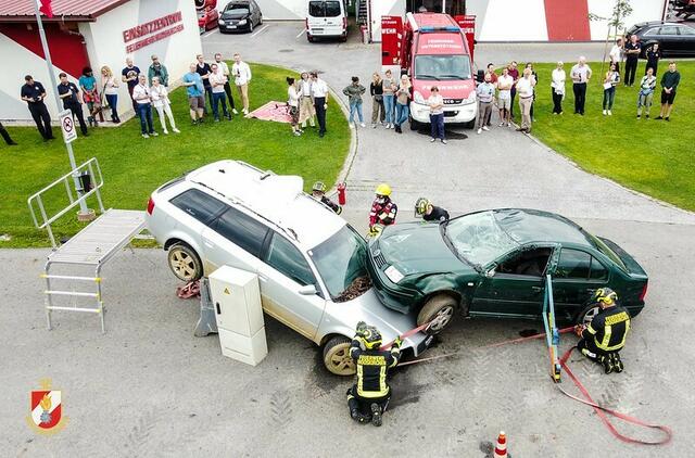 Den jungen Wissenschafterinnen und Wissenschaftern wurde ein Unfallszenario vorgeführt. | Foto: FF Mooskirchen