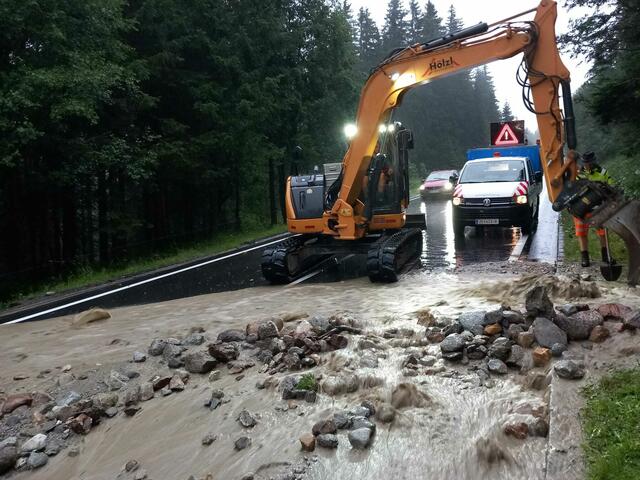Die Gerlos Alpenstraße wurde durch übergetretene Bächer überflutet. | Foto: Feuerwehr Wald im Pinzgau