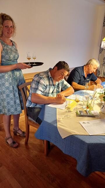 Verkosten, bewerten, notieren: Der Job der Verkoster ist eine arbeitsaufwändige Angelegenheit.
 | Foto: eisenstrasse.info