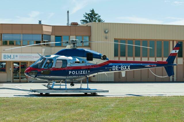 Leider können die Kinder nicht auf einen solchen Flug mitgenommen werden, da die Polizeihubschrauber für den Notfall immer bereits sein müssen. Jedoch kann man als Wiedergutmachung in einer Libelle sitzen und alles genau anschauen. | Foto: LPD Wien