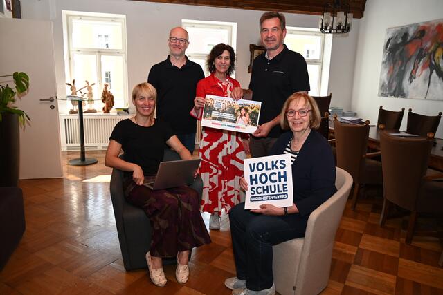 Julia Büringer (Referat Bildung), Michale Welser (Webagentur i-gap),
Veronika Gegenhuber (Referat Bildung), Bürgermeister Werner Krammer und
Gabriele Hofleitner (Leiterin VHS Waidhofen a/d Ybbs) freuen sich über die
gelungene Neugestaltung der VHS-Website. | Foto: Stadt Waidhofen