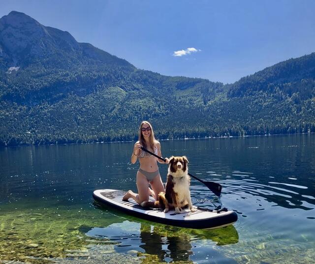 Anna Gruber mit Hund Lotta am Altausseer See | Foto: Privat