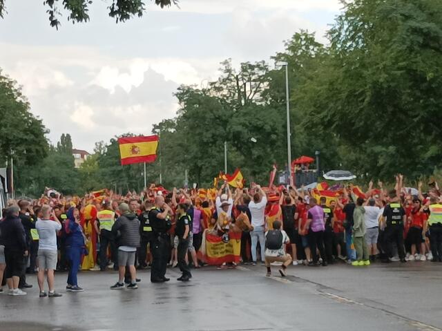 Spanischer Fanmarsch zum Berliner Olympiastadion - Mittendrin statt nur dabei ☝🏻🇪🇸 | Foto: Werner Achs