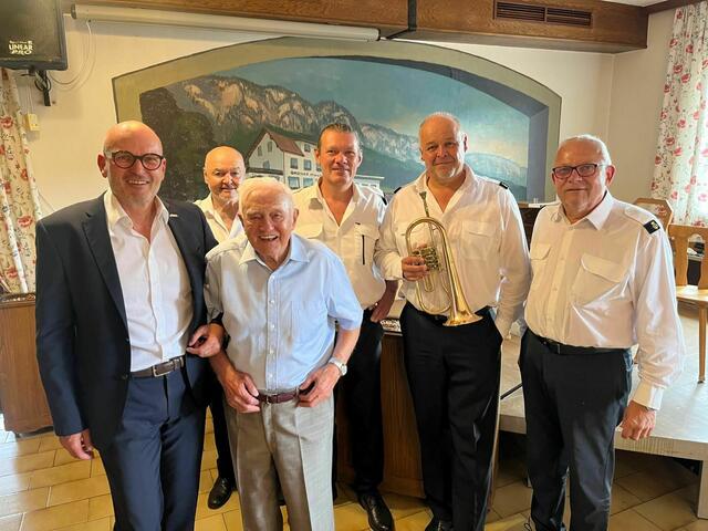 Bürgermeister Ponweiser (l.) mit dem Jubilar und den Musikern. | Foto: Gemeinde Höflein/Hohe Wand