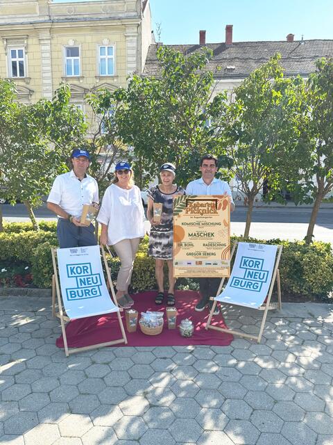 Stadtrat Matthias Wobornik, Gemeinderätin Karin Schuster-Zwischenberger, Gemeinderätin Maria Faber und Bürgermeister Christian Gepp laden zum Besuch der Kabarett-Picknicks ein. | Foto: Stadtgemeinde Korneuburg