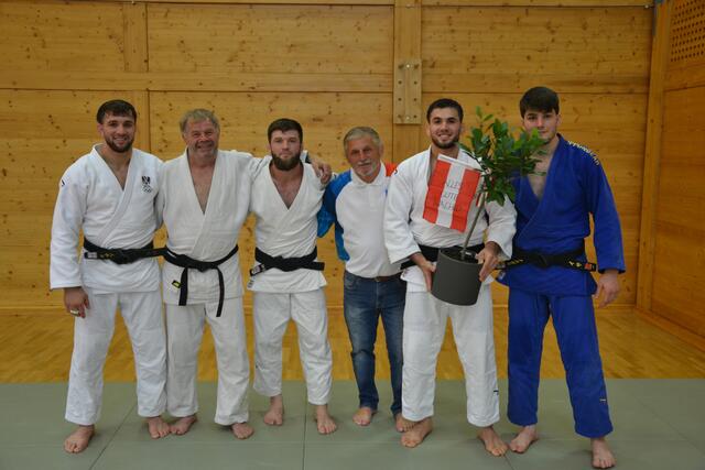 Olympia-Verabschiedung im Budokan Wels (v.l.:) Shamil Borchashvili, Manfred Dullinger, Kimran Borchashvili, Willi Reizelsdorfer, Olympiastarter Wachid Borchashvili und dessen Cousin Issa Naschcho. | Foto: LZ Multikraft Wels