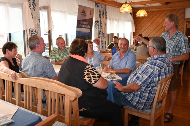 Adi Adelsberger (r.) leitete mit viel Wissen und Gespür die Verkostungsgruppen an.  | Foto: eisenstrasse.info