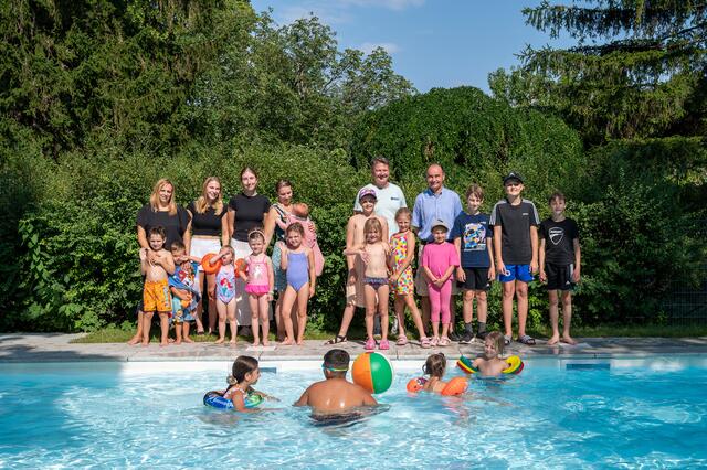 Spaß hatten alle beim Schwimmfest: Zu Besuch kam Bürgermeister Andreas Linhart (r. hinten), der vom Obmann der Kinderfreunde Ortsgruppe Brunn am Gebirge Gernot Zeglovits (l. hinten) begrüßt wurde.
 | Foto: Gemeinde Brunn/Johanna Hoblik