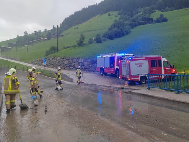 Die Einsatzkräfte der Freiwilligen Feuerwehren stand neuerlich im Dauereinsatz. | Foto: zoom.tirol