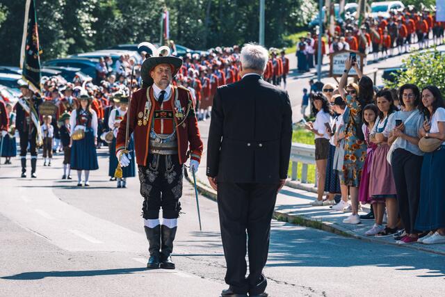 Bataillonskommandant Major Paul Hauser erstattete Meldung. | Foto: Pernsteiner