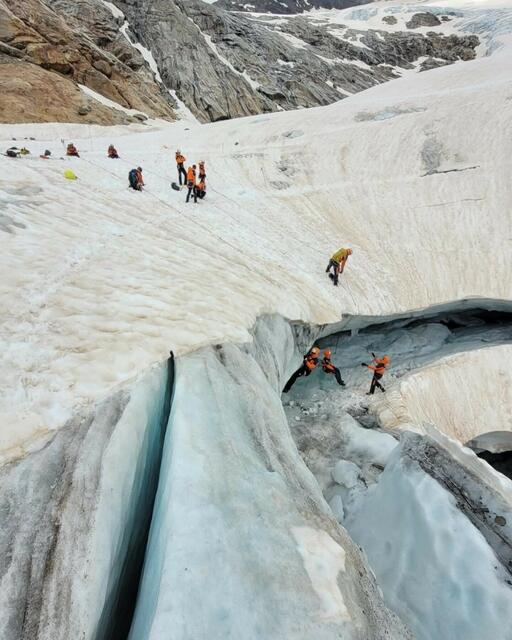 Schwerpunkte waren verschiedene Bergeverfahren bei Spaltenstürzen auf Gletschern, um im Rahmen der Kameradenbergung, professionell helfen zu können. | Foto: Bergrettung Salzburg/G. Pfluger, W. Rohrmoser, M. Amon, M. Frühmann, D. Lichtenegger