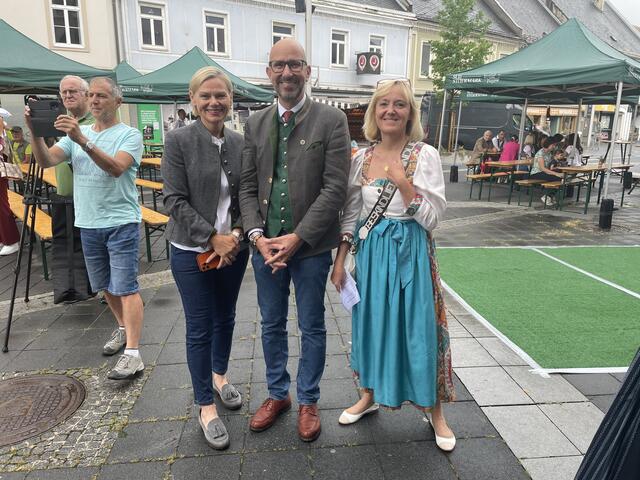 Vizebürgermeisterin Helga Sams mit Bürgermeister Michael und Klaudia Schumacher.