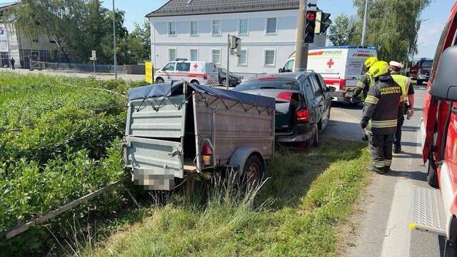 Ein Lenker kam mit seinem Anhänger aus noch ungeklärter Ursache von der Fahrbahn ab, geriet auf die Gegenfahrbahn und kollidierte mit einer Ampel. | Foto: DOKU NÖ