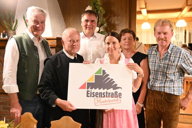 Warten gespannt auf die Prämierungen am 1. September beim Marktfest in Sonntagberg: Landtagsabgeordneter Anton Kasser, Pater Franz Hörmann, Bürgermeister Thomas Raidl, Elisabeth Stübe (Eisenstraße Niederösterreich), Vize-Bürgermeisterin Heidi Polsterer und Adi Adelsberger (Verkostungsleiter)
 | Foto: eisenstrasse.info