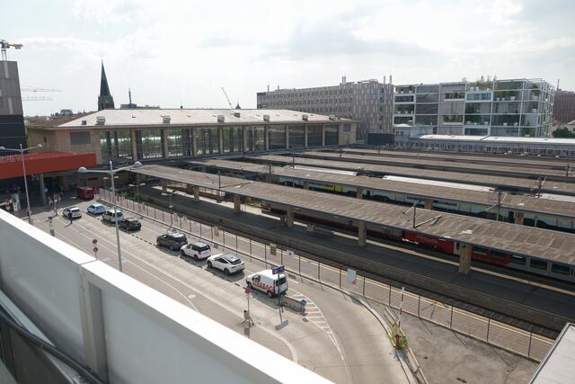 Die ÖBB planen neue Bahnsteige und eine entsprechende Überdachung am Westbahnhof Wien. Auf den Bahnsteigdächern soll die größte innerstädtische Photovoltaikanlage errichtet werden. | Foto: Max Spitzauer/MeinBezirk
