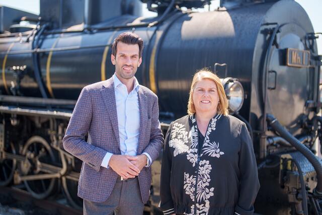  Niederösterreichs Verkehrslandesrat und LH-Stellvertreter Udo Landbauer und Niederösterreich Bahnen Geschäftsführerin Barbara Komarek freuen sich über Fahrgastrekord. | Foto: NB Bollwein