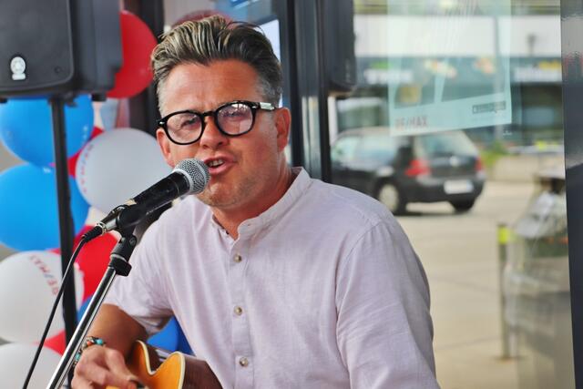 Gernot Pachernigg singt mit charismatischer Stimme unvergessliche Lieder von Peter Alexander.  | Foto: Edith Ertl