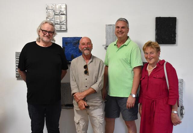 Bei der Eröffnung: Kunstfabrik-Leiter Günther Gross, Jakob Gasteiger, Bürgermeister Ulrich Achleitner und Kulturstadträtin Maria Pasqualli (v.l.) | Foto: Galerien Thayaland