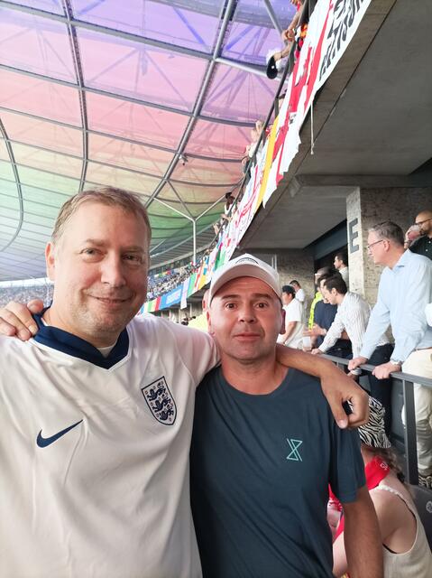 Werner Achs mit Begleiter Dieter Groschner genossen die Atmosphäre beim Finale Spanien 🇪🇸 gegen England 🇬🇧 | Foto: Werner Achs