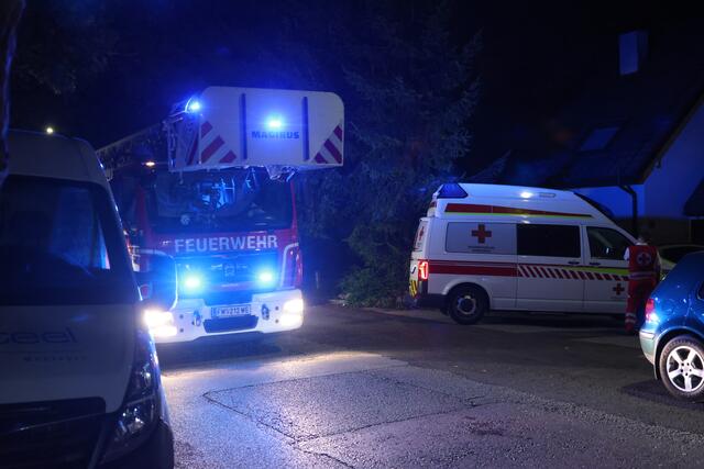 Nächtlicher Einsatz der Feuerwehr in der Noitzmühle in Wels: Hier war Kochgut in einer Wohnung angebrannt. | Foto: laumat.at