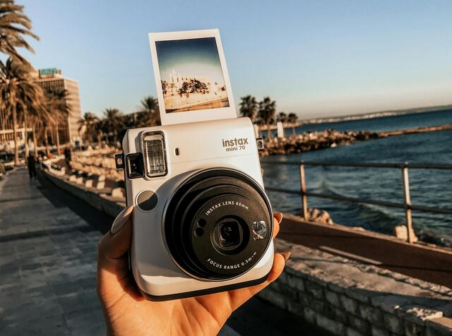 Für schöne Urlaubs-Andenken ist eine Polaroidkamera perfekt. (Symbolfoto) | Foto: Pexels/Dmitry Zvolskiy