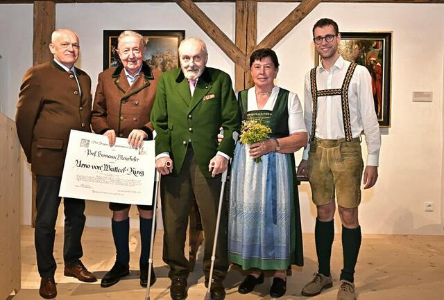 v.l.n.r.: Hofrat Reinhold Mayer, Hermann, Hofrat Arno von Watteck, Elisabeth Mayrhofer und Kustos Andreas Herzog. | Foto: Wolfgang Tafatsch