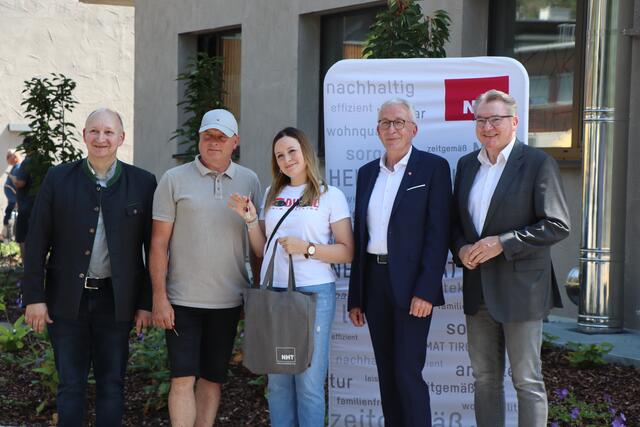 Die Schlüssel wurden freudig übergeben.
vlnr. Pfarrer Martin Komarek, zwei Wohnungsbesitzer mit Bürgermeister Herbert Mayer und NHT GF Johannes Tratter. | Foto: Celina Leitner