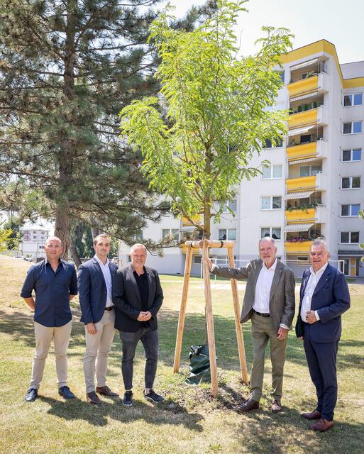 Wien-Süd-Geschäftsführer Thomas Frantsich, Gemeinderat Kevin Pfann, Zweiter Vizebürgermeister LAbg. Rainer Spenger, Bürgermeister Klaus Schneeberger und Stadtrat LAbg. Franz Dinhobl. | Foto: Stadt Wiener Neustadt/Weller