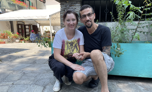 Tetiana und Ursu (von links) veredeln im Kulturhof ab sofort internationale Gerichte mit regionalen Zutaten. Die Gastronomie im Keller vom Kulturhof ist Teil des Konzepts. | Foto: MeinBezirk.at