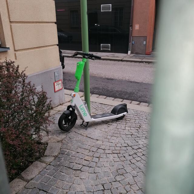 Beipiele für Wildwuchs beim Abstellen der Leih-Roller in Wels von einem unserer Leser. | Foto: Kurt Werner