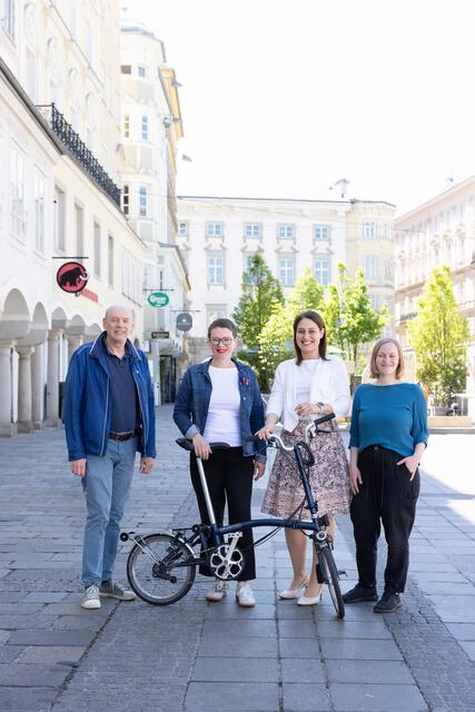 Von links: Robert Stögner (Klimabündnis OÖ), Frauen- und Klimastadträtin Eva Schobesberger, Integrationsreferentin Vizebürgermeisterin Tina Blöchl und Felicitas Egger (Klimabündnis OÖ) unterstützen das Projekt „Radheldinnen“. | Foto: Stadt Linz