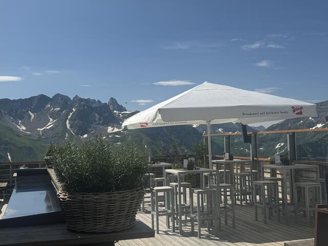 Den besten Ausblick bei einem kühlen Getränk genießen - jetzt auch im Sommer! | Foto: Balmalp