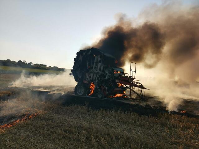 Eine Strohpresse stand am Sonntagabend in Vollbrand. | Foto: Feuerwehr Mattersburg