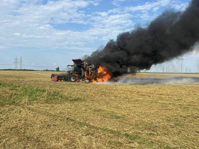 In der Nähe des Friedrichshofes bei Zurndorf stand ein Mähdrescher in Vollbrand. | Foto: FF Zurndorf
