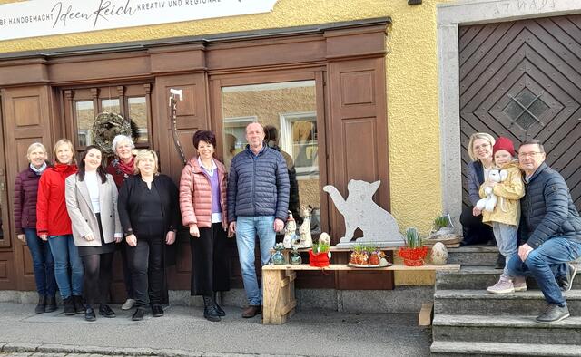 Bürgermeister Roland Pichler (r.) und das Team von "IdeenReich" nahmen die Spende von Magdalena Beham  (2. v. r.) von Schärdinger Granit entgegen. | Foto: Schärdinger Granit