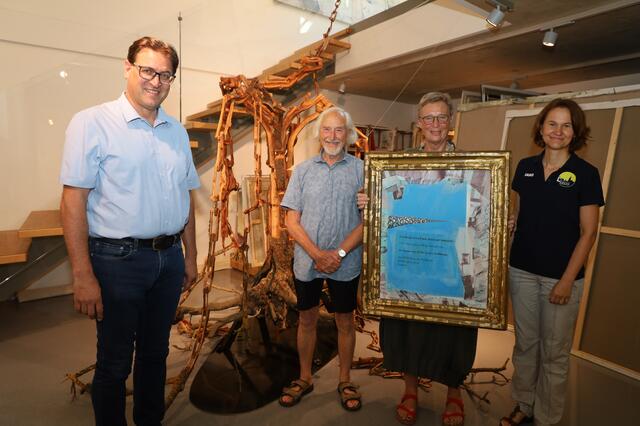 Das Kunstprojekt wurde von Bgm Anton Edler, Helmut Hable, Doris Maninger und Sabine Paul-Enzinger vorgestellt.  | Foto: Schleich 