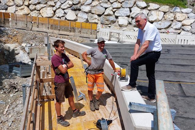 Landesrat Josef Schwaiger mit Tobias Wirnsperger und Markus Lüftenegger bei der Besichtigung. | Foto: Land Salzburg/Alexander Paier