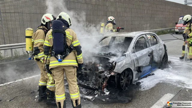 Montagnachmittag stand ein Elektrofahrzeug nach einem Zusammenstoß mit einem anderen Pkw auf der A1 Westautobahn in Flammen.  | Foto: Freiwillige Feuerwehr Wals-Siezenheim/Löschzug Wals