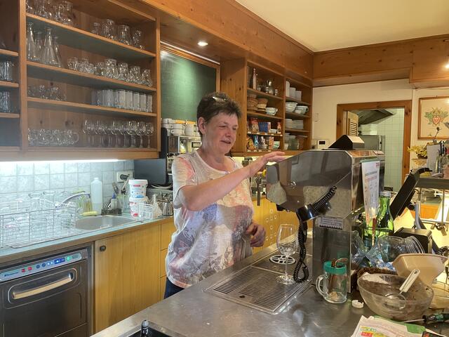 Rosmarie und Eveline Haslinger führen den Buschenschank zusammen. | Foto: Nieschalk/MeinBezirk