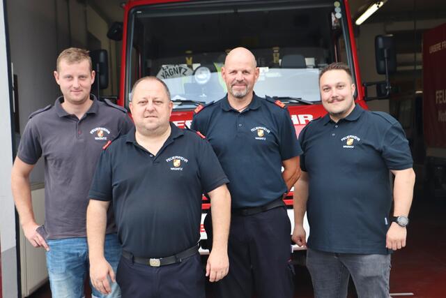MEIN BEZIRK-Mitarbeiterin Edith Ertl sprach im Vorfeld zum Fest mit dem Festobmann Daniel Füller (li), HBI Wolfgang Hödl, OBI Christian Steger und Chronist Stefan Wolf, der im Landesarchiv und in der Feuerwehrschule Lebring geschichtliche Dokumente durchforstete.  | Foto: Edith Ertl