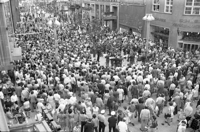 Bei der Eröffnung der Fußgängerzone Kärntner Straße waren tausende Menschen vor Ort. | Foto: Votava / brandstaetter images / picturedesk.com