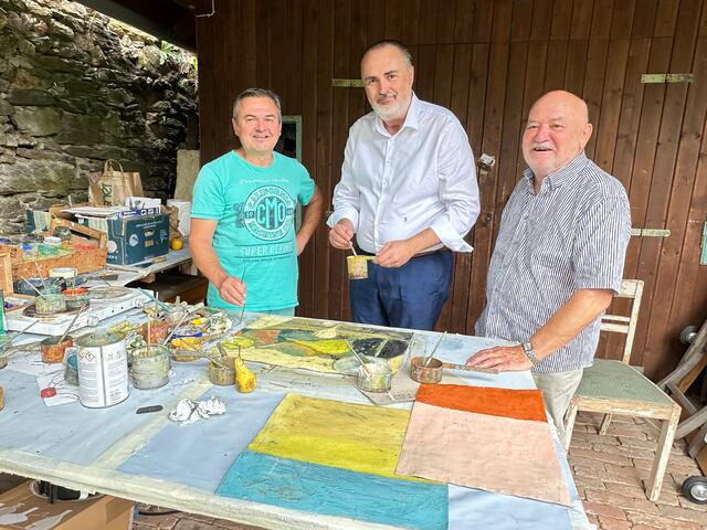 Maler Manfred Leirer, Landeshauptmann Hans Peter Doskozil und Harro Pirch freuen sich auf die Rabnitztaler Malerwochen 2024. | Foto: LMS