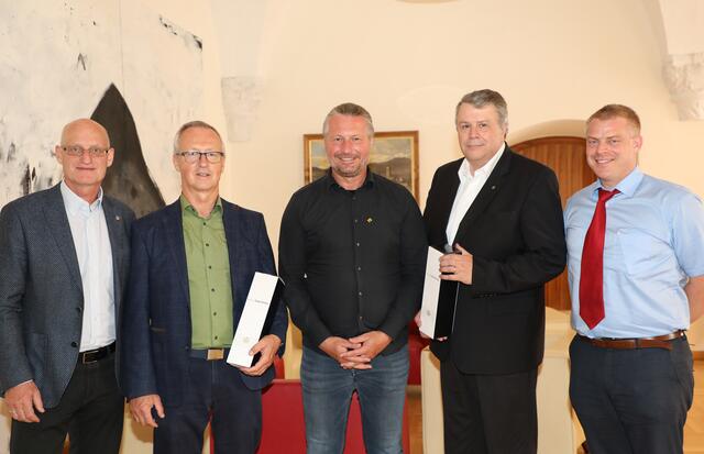 Der neue Vorstand des Lions-Club Krems beim Besuch im Rathaus: (v.l.n.re.) 1. Vizepräsident Martin Höbarth, Sekretär Herbert Walzer, Bürgermeister Peter Molnar, Präsident Ralph Peter Theuer und Schatzmeister Stefan Taglieber. | Foto: Stadt Krems