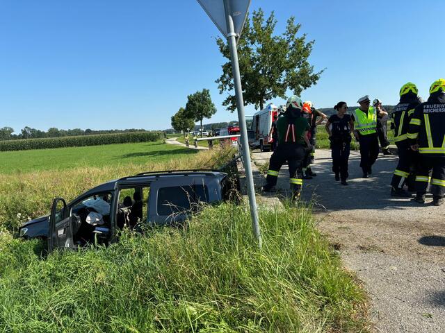 Das Auto kam unter der Brücke zum Stillstand. | Foto: FF Münsteuer