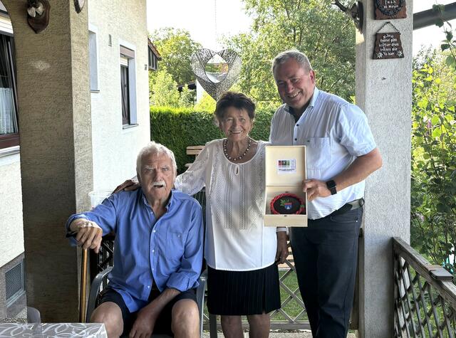 Franz und Theresia Hofer mit Bürgermeister Bernhard Karnthaler. | Foto: Gemeinde