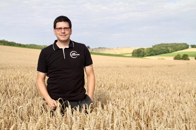 In einem der letzten nicht abgeernteten Getreidefelder zeigt sich Lorenz Mayr, Vizepräsident der Landwirtschaftskammer, zufrieden. | Foto: Doppelmair