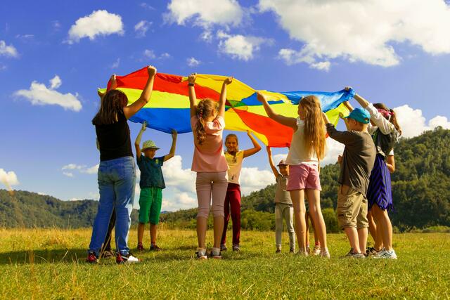 Sommerzeit ist Ferienzeit - für viele Eltern ist diese nur dank Feriencamps und Sportkursen für ihre Kinder zu bewältigen. | Foto: Artem Kniaz/Unsplash